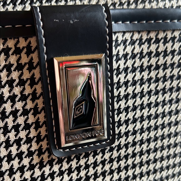 London Fog Classic Satchel Cambridge 16" Black & White Houndstooth Unisex Bag - Picture 2 of 16